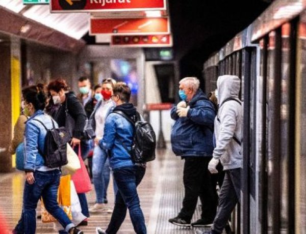 A rendőrség ellenőrzi a maszk viselését a tömegközlekedési eszközökön
