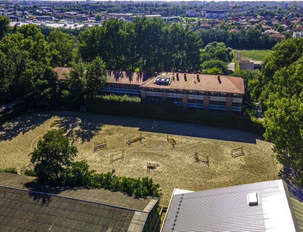 Újabb beruházás! Fedeles lovarda épült a Hotel Pagony területén Nyíregyházán!