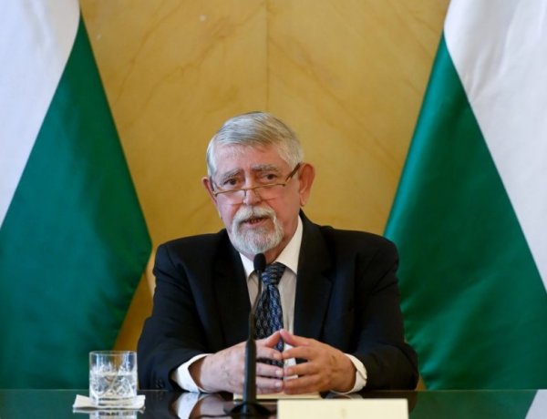 Tízezer pedagógus kap bruttó ötszázezer forint egyszeri juttatást