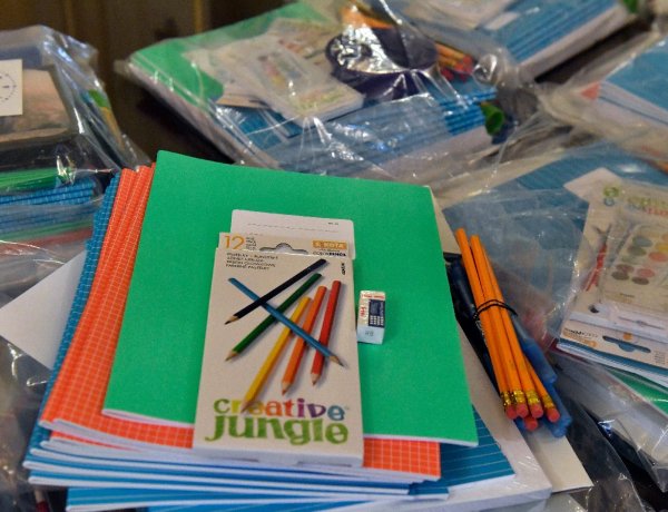 Tízezer forintos tanszercsomagokat állítanak össze rászoruló gyerekeknek