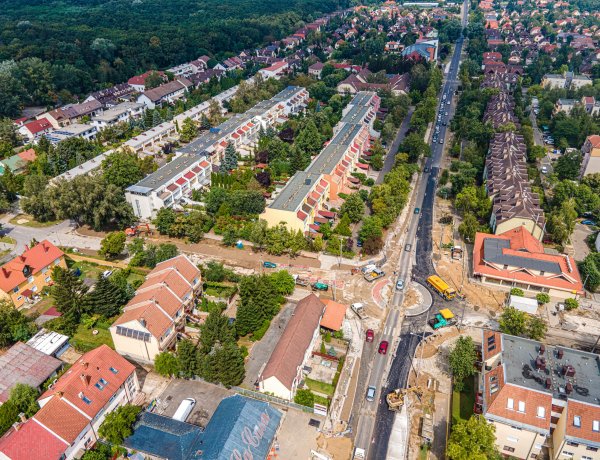 Jó ütemben halad a Korányi és Csaló köz kereszteződésben épülő körforgalom kivitelezése