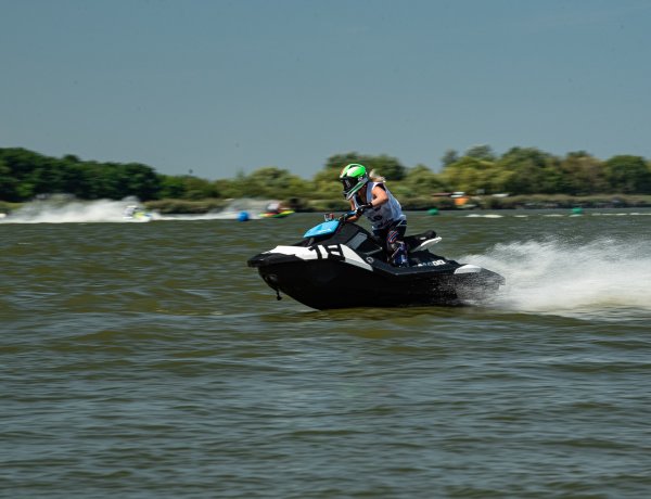 Több magyar versenyző is az élmezőnyben - Zajlik a jetski EB a leveleki tavon