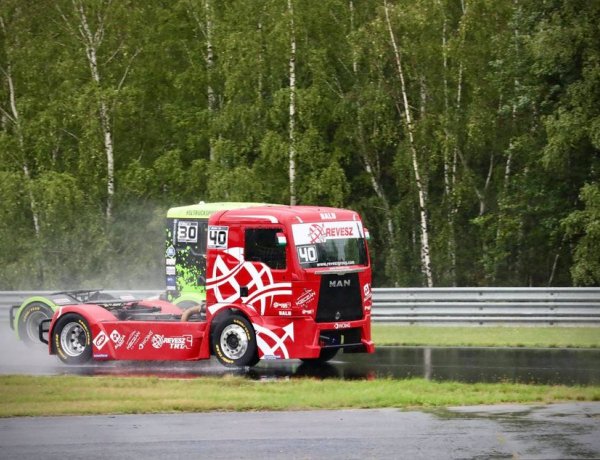 Ezúttal is Pole és dobogós hely Csehországban - Egy fékhiba is hátráltatta Kiss Norbit