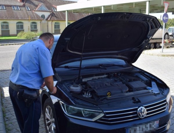 Körözött gépkocsit foglaltak le a rendőrök Csengersimán        