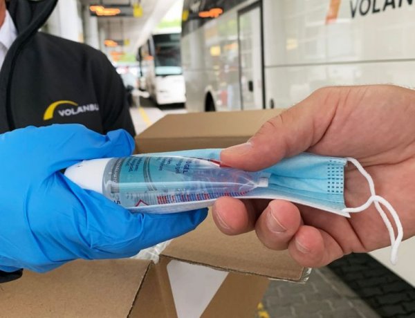 Tizenötezer maszkot osztott szét utasainak a MÁV és a Volán  