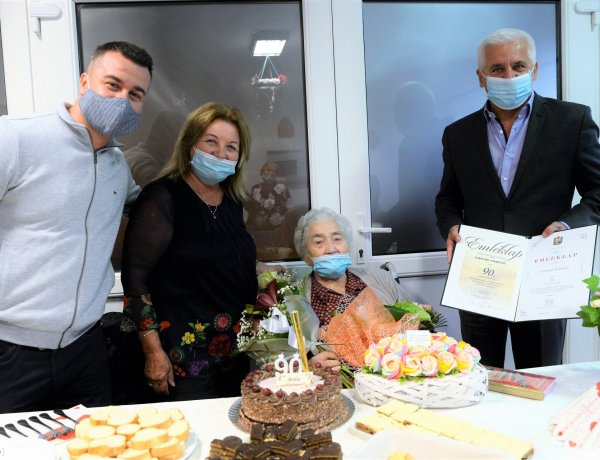 A 90 esztendős Gerhard Andrásnét ünnepelték Nyíregyházán                                 