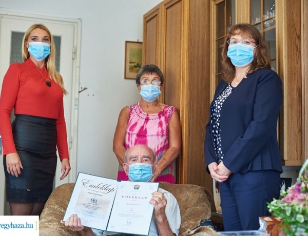 A 90 éves Horváth Józsefet köszöntötték Nyíregyházán        