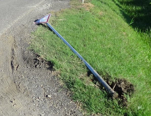 Közúti KRESZ-táblát törtek a Kisteleki bokori útnál            