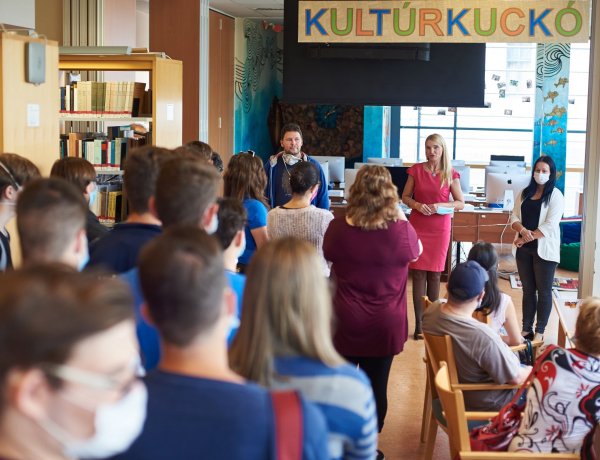 Szalagvágás a könyvtárban – Hivatalosan is átadták a Kultúrkuckót