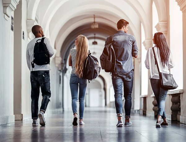 Vegyes oktatási rendszerben tanulhatnak a hallgatók az egyetemeken