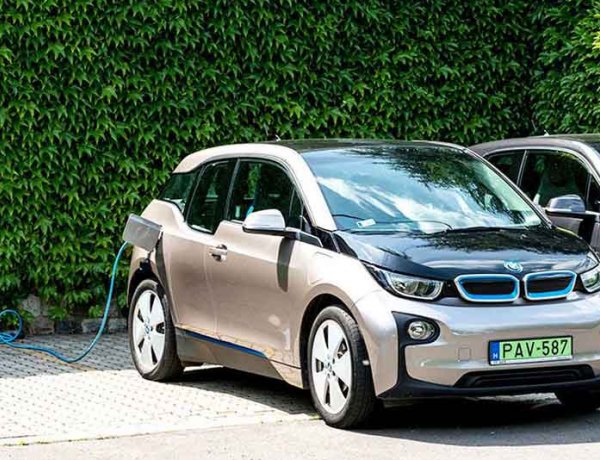 A kormány további 882 millió forinttal támogatja az elektromosautó-vásárlást