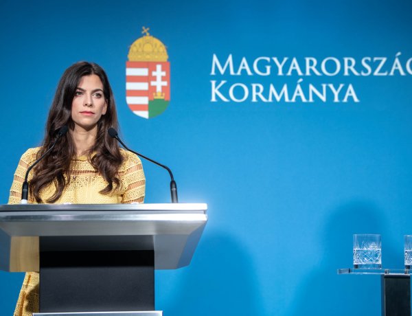 Kormányszóvivő: folyamatosan figyelik az óvodák, iskolák adatait