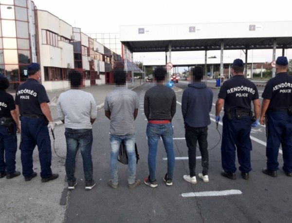 Átadták a rendőrök a Srí Lanka-i határsértőket a román határőrizeti szerv munkatársainak