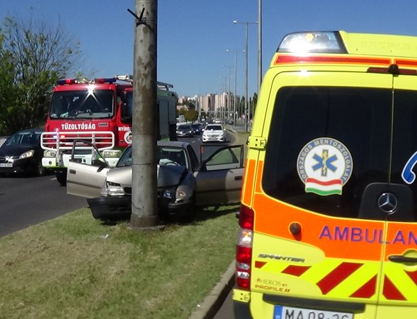 Oszlopnak ütközött egy autó Nyíregyházán, a László utca és a Belső körút kereszteződésénél