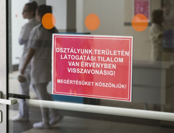 Teljes körű látogatási tilalmat rendelt el a kórházakban az országos tisztifőorvos