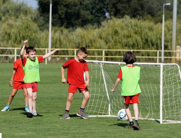 Szerződéskötés - Két nyíregyházi iskolában is rendszeresen tartanak fociedzéseket 