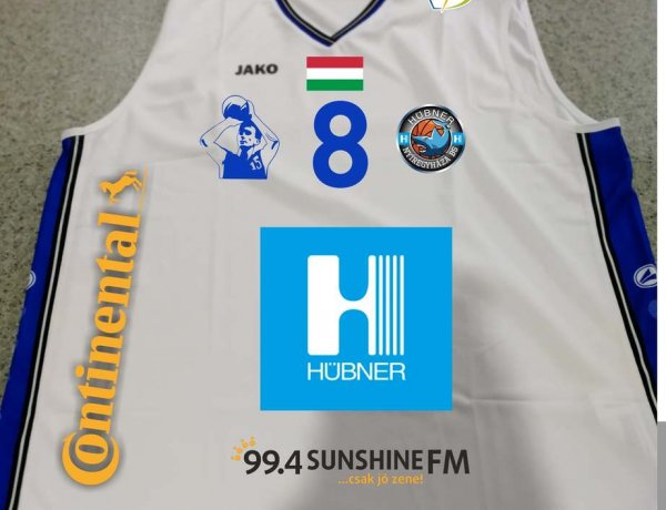 Nem csak a szívükben, a mezükön is őrzik Sitku Ernő emlékét a kosarasok