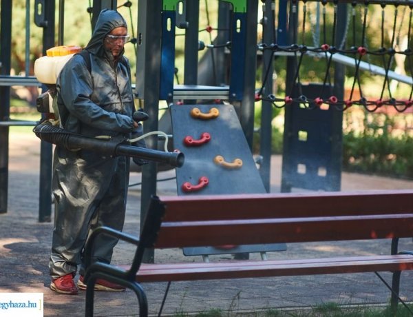 Fertőtlenítik a játszótereket – Mind a 102 helyszínre eljutnak a szakemberek