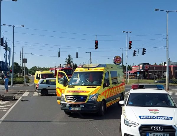 Három személyt szállítottak kórházba a Pazonyi úton történt balesetből