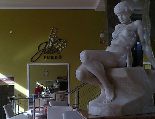 Nyitva vannak a fürdők – Sem az Aquarius, sem a Júlia nem zárt be