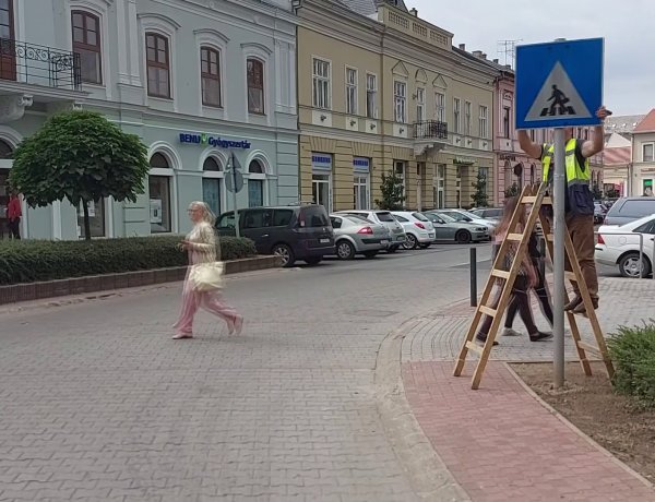 Zebrát jelző KRESZ-táblát fordított el egy ismeretlen személy a Hősök terén