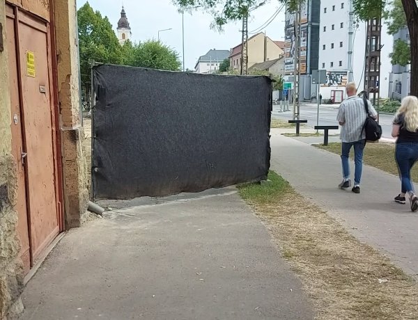 A kerékpárútra terelték a gyalogosforgalmat a Bethlen Gábor utcán épületbontás miatt