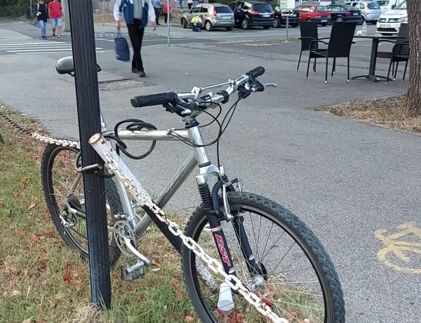 Kerékpárost gázoltak a Búza utcánál – Kórházba szállították a sérültet