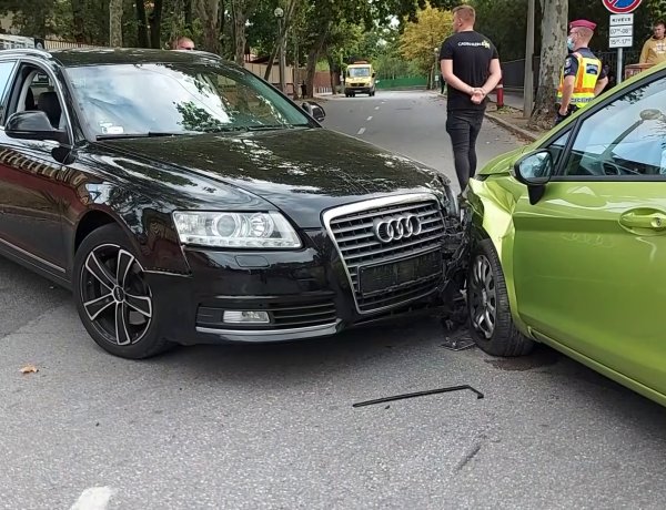 Jelentős anyagi kárral járó baleset a Városmajor utcán – Vizsgálják a körülményeket