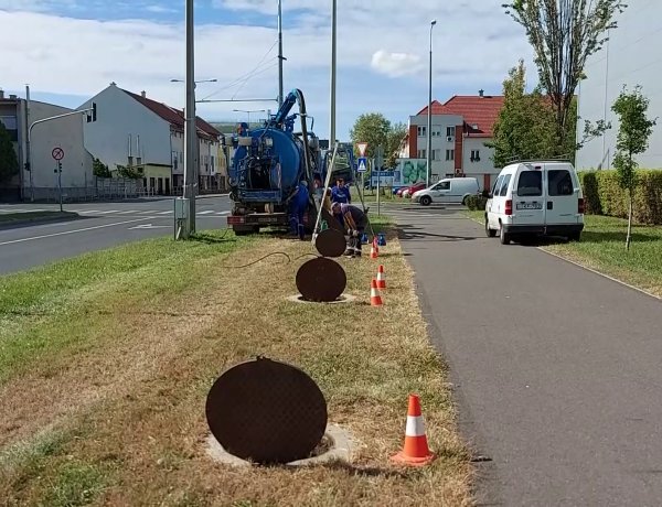 Korszerűsítési munkálatokat végez a Szegfű utcán a NYÍRVV   