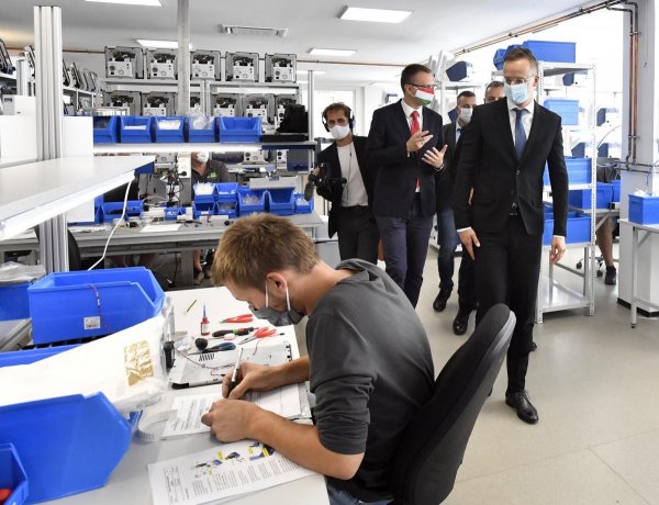 Szijjártó: elkészültek a Magyarországon gyártott, világszínvonalú lélegeztetőgépek