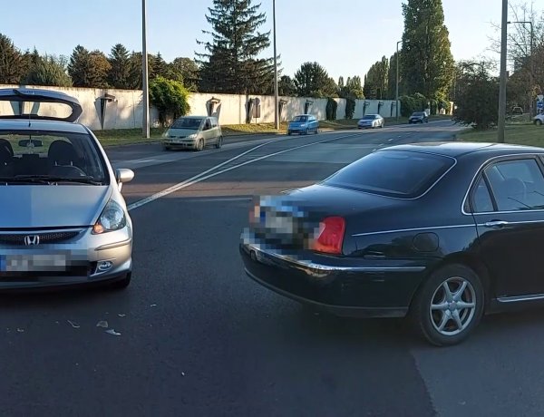 Két személygépkocsi ütközött össze a Korányi Frigyes utcán vasárnap délután