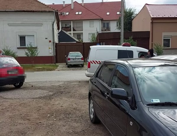 Két személygépkocsi koccant össze hétfőn reggel a Szarvas utca végén