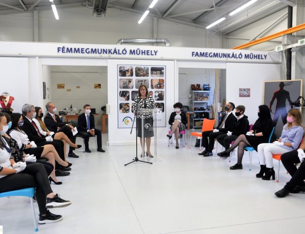 100 laptopot osztottak ki a pályázaton nyertes diákoknak a Szakképzési Centrum iskoláiban