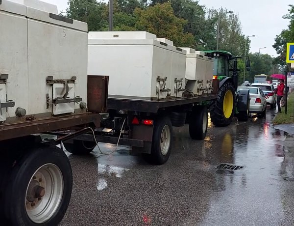 Két baleset is lassította a forgalmat a hétfő délutáni esős időben