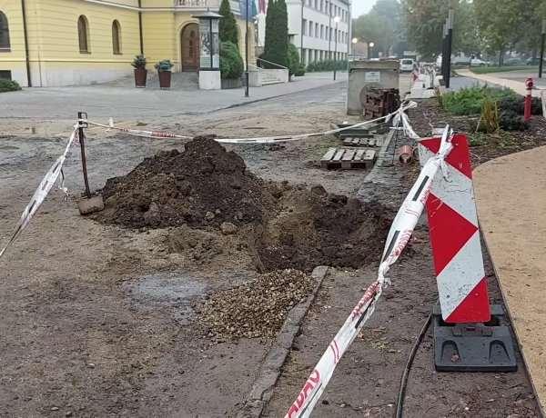 Erősáramú földkábelben okozott kárt egy munkagép a Bessenyei téren