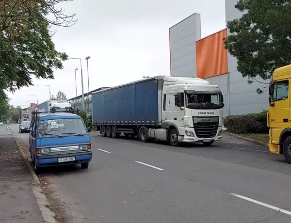 Keddtől korlátozásokat vezettek be az István utcán, fokozott figyelemmel közlekedjenek!