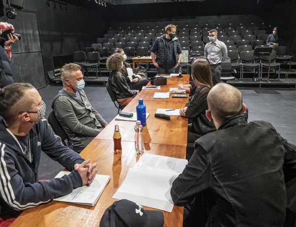 Megtartották az Új stílusgyakorlatok olvasópróbáját a színházban, október 30-án premier!