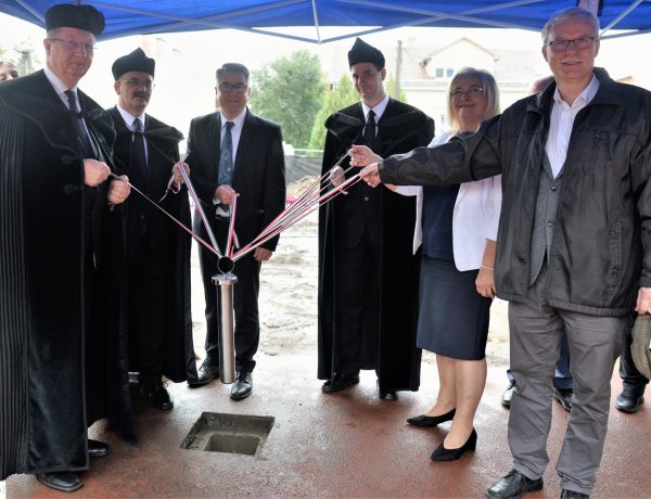 Alapkőletétel - 1,2 milliárd forintból bővítik a Jókai Mór Református Általános Iskolát