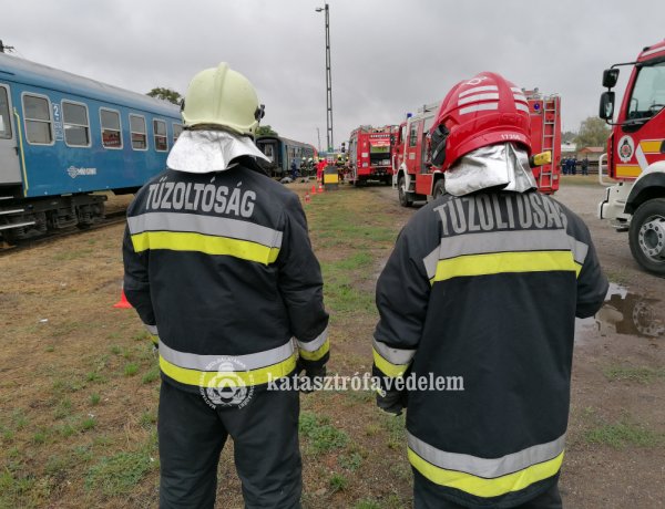Szélvédőt törtek, sérülteket mentettek – A Megyei Katasztrófavédelem és a MÁV gyakorlata