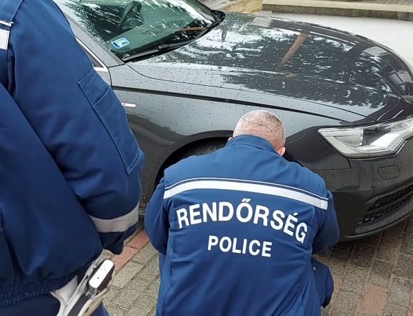 Kátyúba hajtott, majd a rendőrség helyszínelését kérte az Aranykalász soron egy sofőr