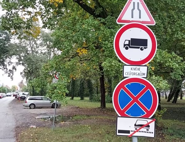 Egyre többen parkolnak szabálytalanul az Ibolya utcán             