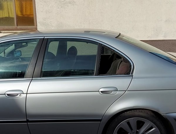 Betörték egy parkoló jármű hátsó szélvédőjét a Körte utcán, polgárőrök figyeltek fel rá