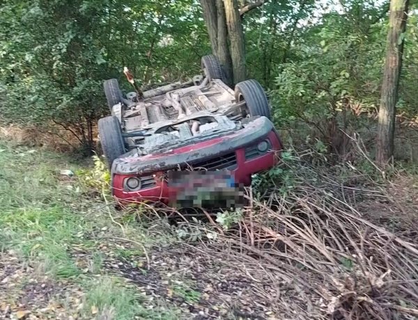 Elvesztette uralmát egy személygépjármű vezetője autója felett és felborult