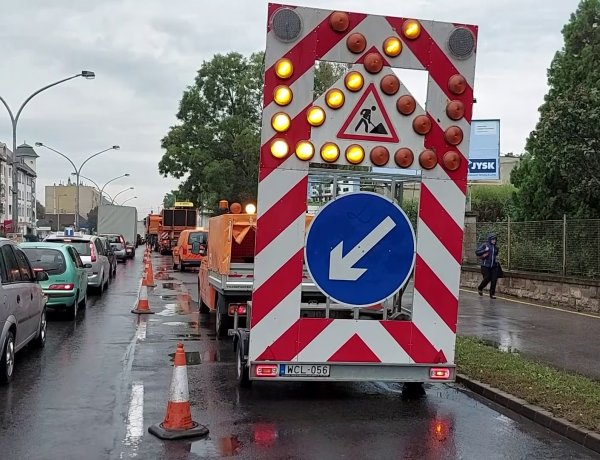 Elkezdődött a Vasgyár utca szélső forgalmi sávjának felmarása és javítása