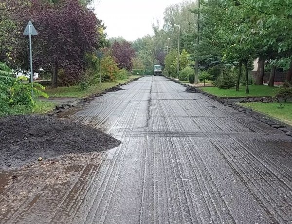 Megkezdődött az útfelmarás a Csaló közben, az ott lakók türelmét kérik