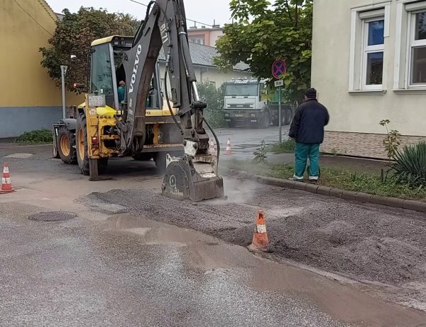 Elkezdték az aszfaltrétegek szintbe helyezését a Szabolcs utcában