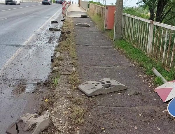 Szabálytalan sávváltás közben terelőoszlopnak ütközött egy haszonjármű, táblát tört