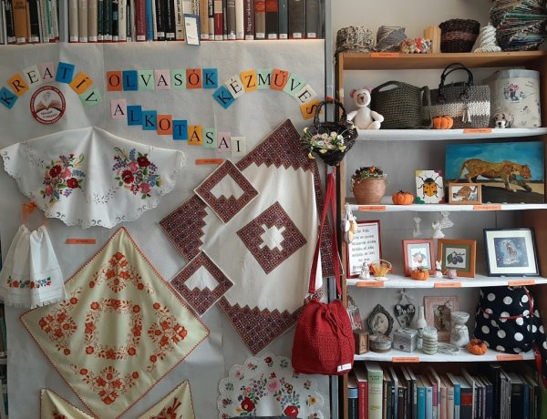 Országos Könyvtári Napok – Kreatív olvasók kézműves alkotásai címmel nyílt kiállítás