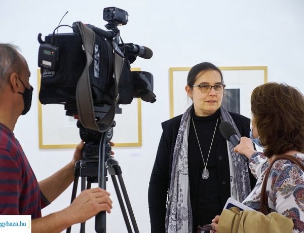 Kiragadott történetek – Grafikai kiállítás a Városi Galériában         