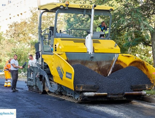 Útjavítás tizenhét helyszínen – Aszfaltozási munkálatokat végez a NYÍRVV 